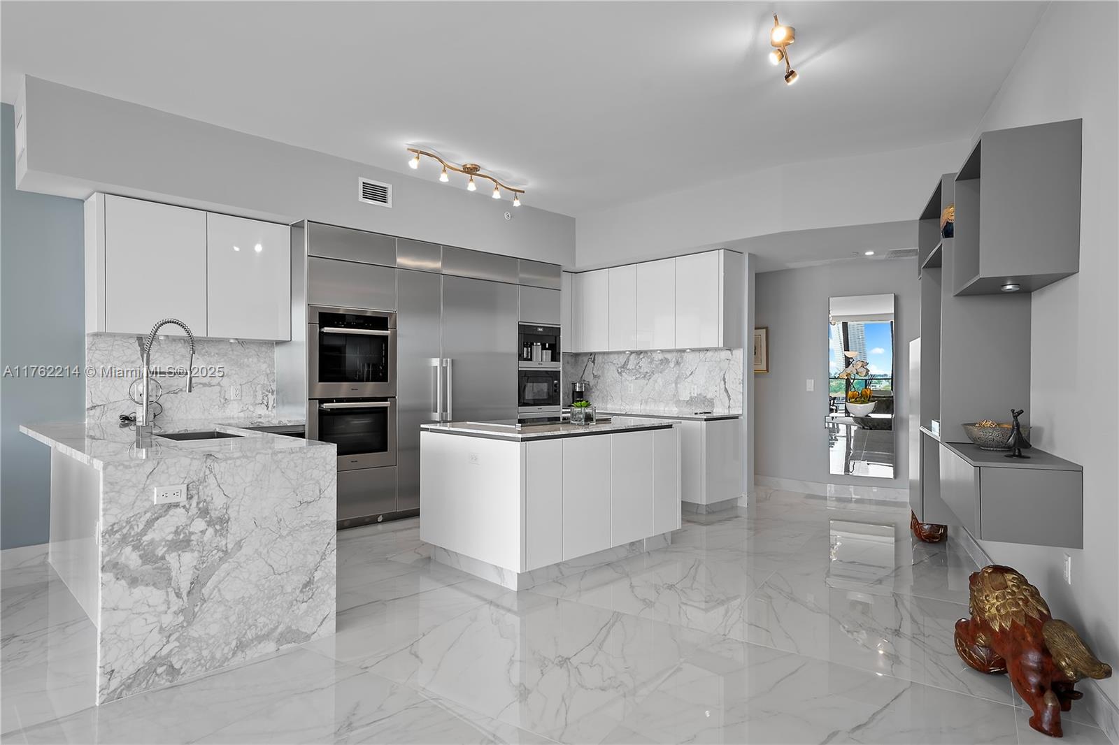 PRIVE CONDO - Residential