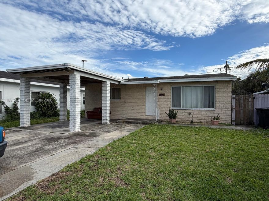 Spacious Property with great potential for value appreciation, located in an excellent area.
It features a carport and ample parking space(kitchen under renovation). The property requires improvements but offers a solid structure and generous spaces, making it ideal for renovation and value enhancement. Perfect for investors or buyers with vision, make your offer.. It won't last long. Contact me now to view it, by appointment only...thank you.