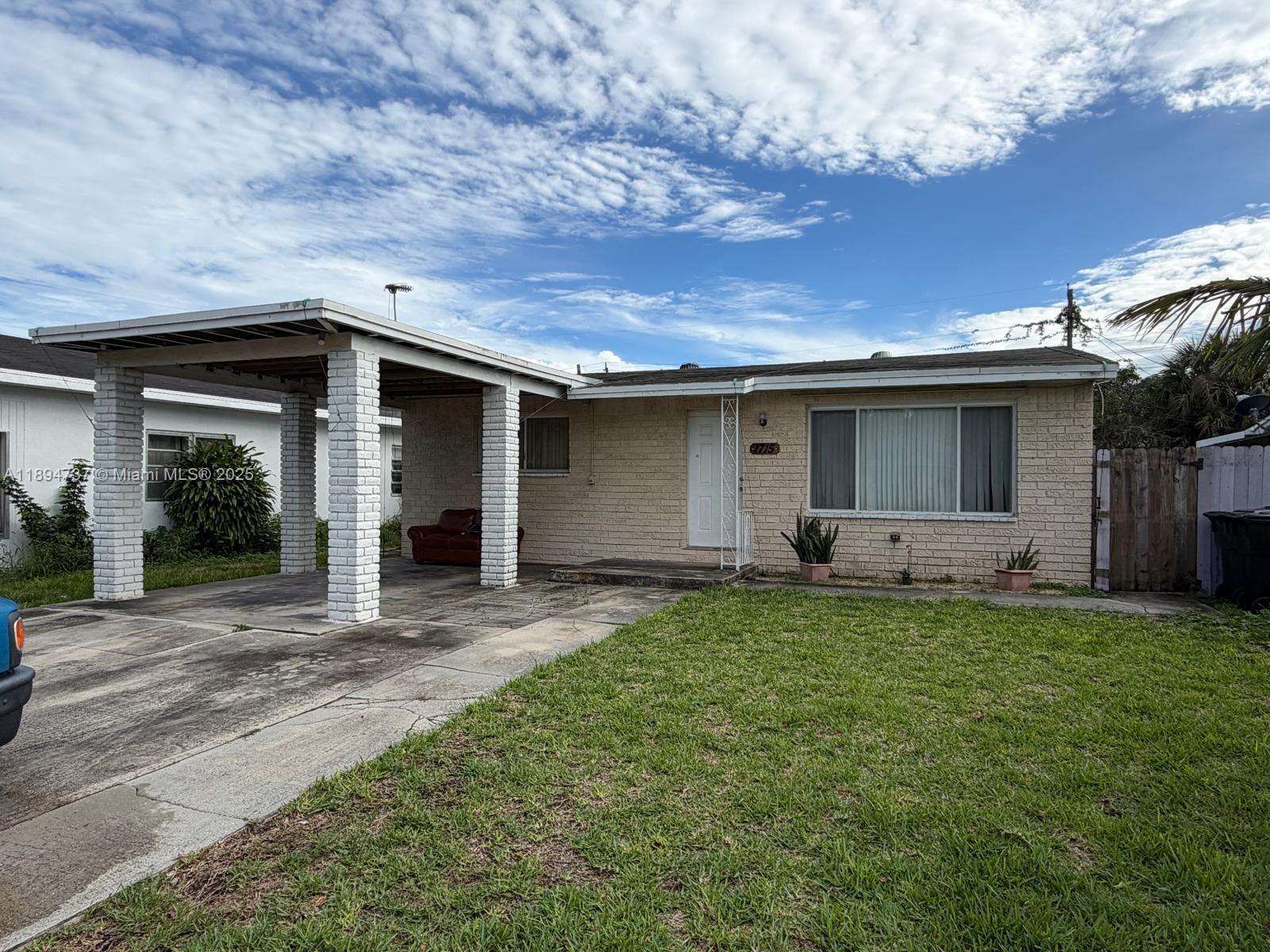 Don't miss the opportunity to acquire this large property with incredible potential. It's located in a very quiet area with many options for improvements and investments. It won't last long. Contact me now to view it, by appointment only...thank you.