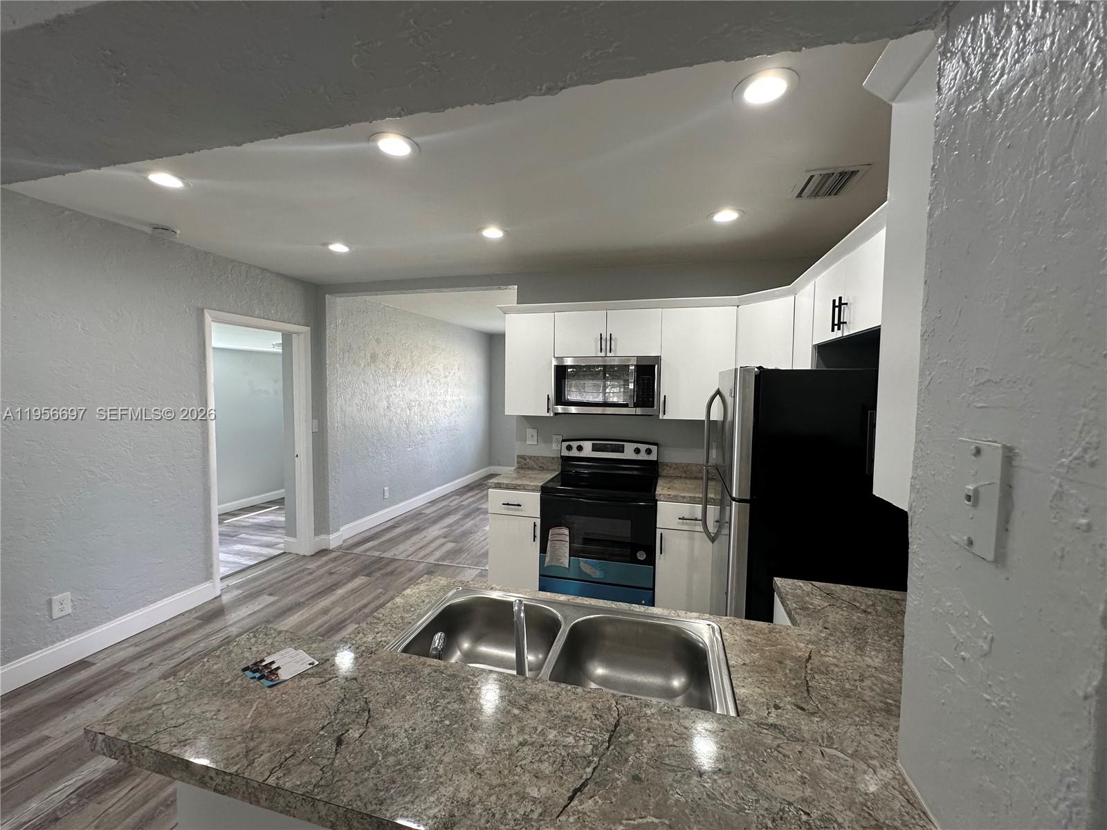 LAUDERDALE MANORS ADD - Residential Lease