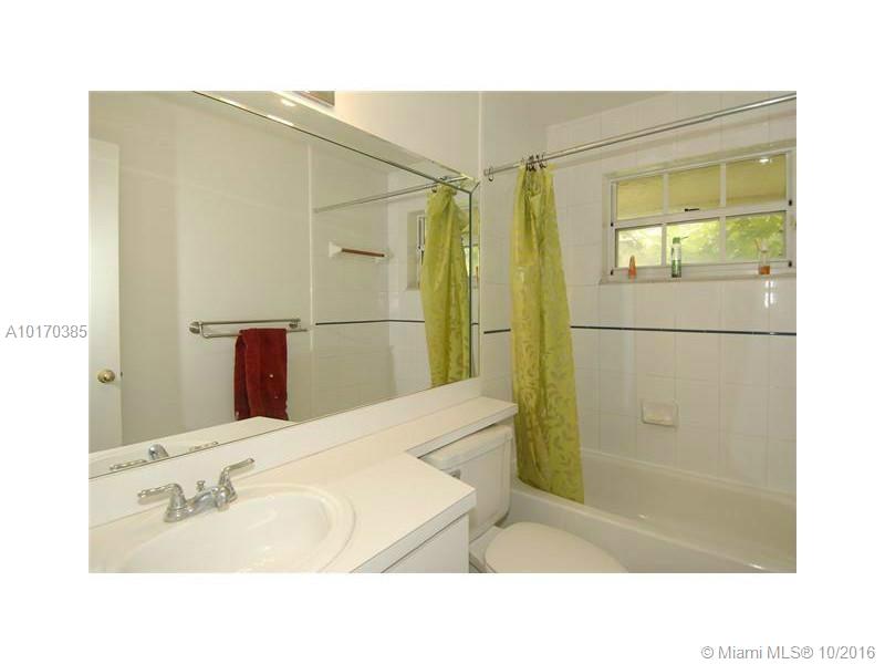 GROVE WALK TOWNHOMES COND - Residential Lease