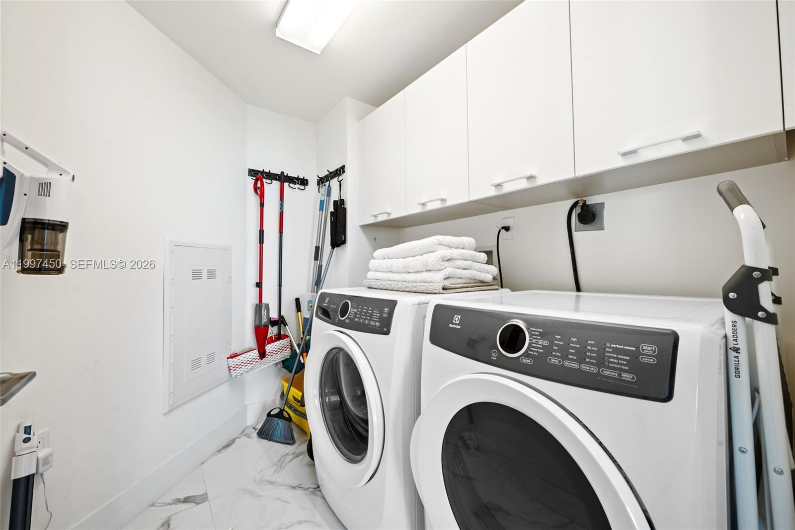 PARQUE TOWERS CONDO - Residential