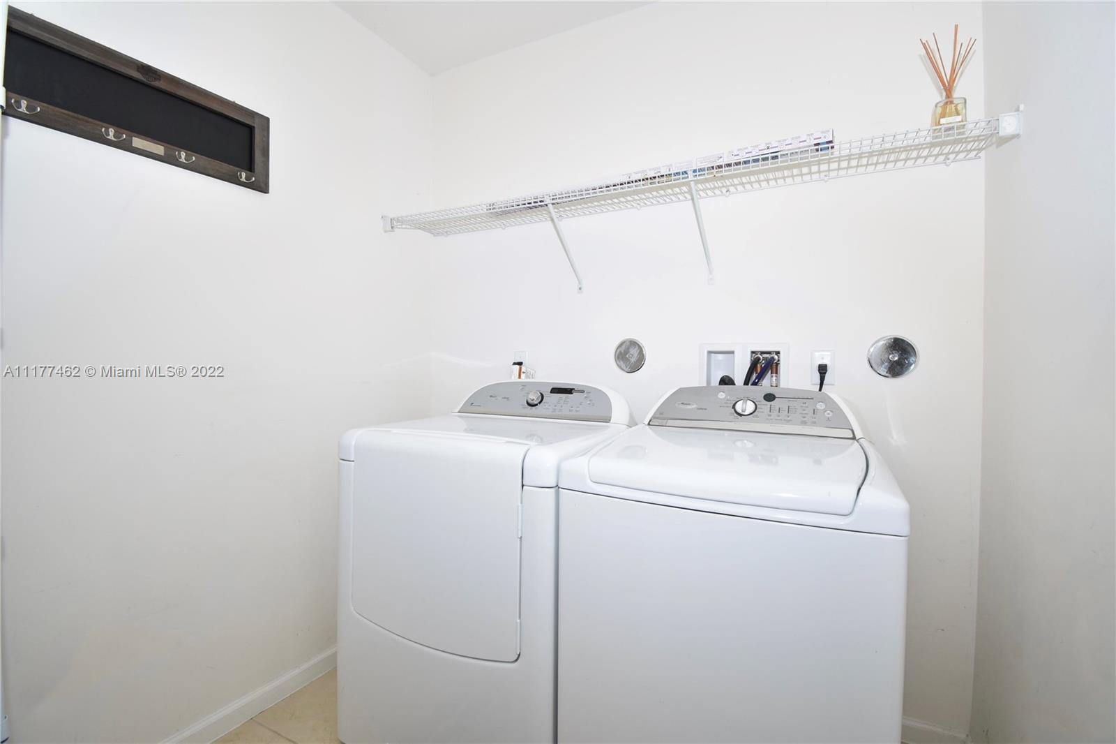 SAWGRASS LAKES - Residential