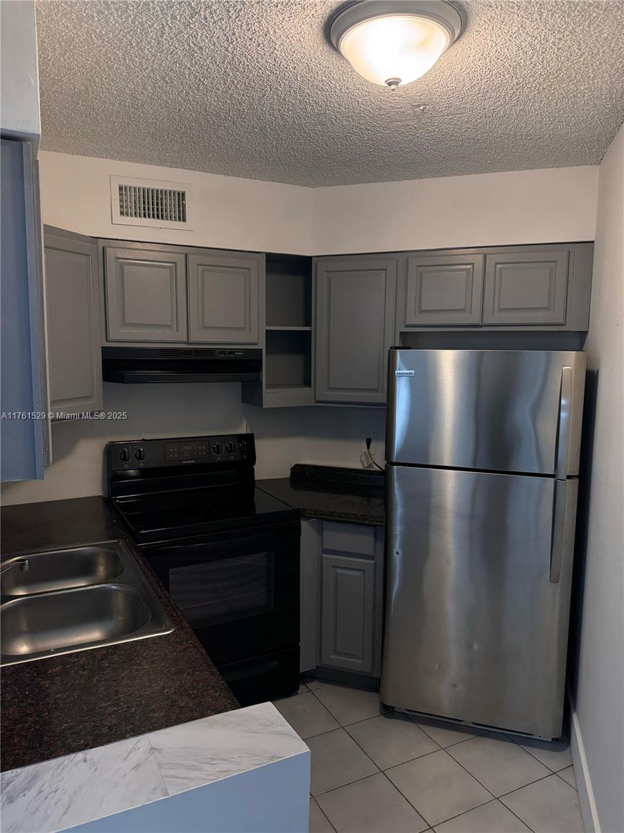 Photo 1 of 215 Lake Pointe Dr 113, Oakland Park, Florida, $1,875, Web #: 11761529