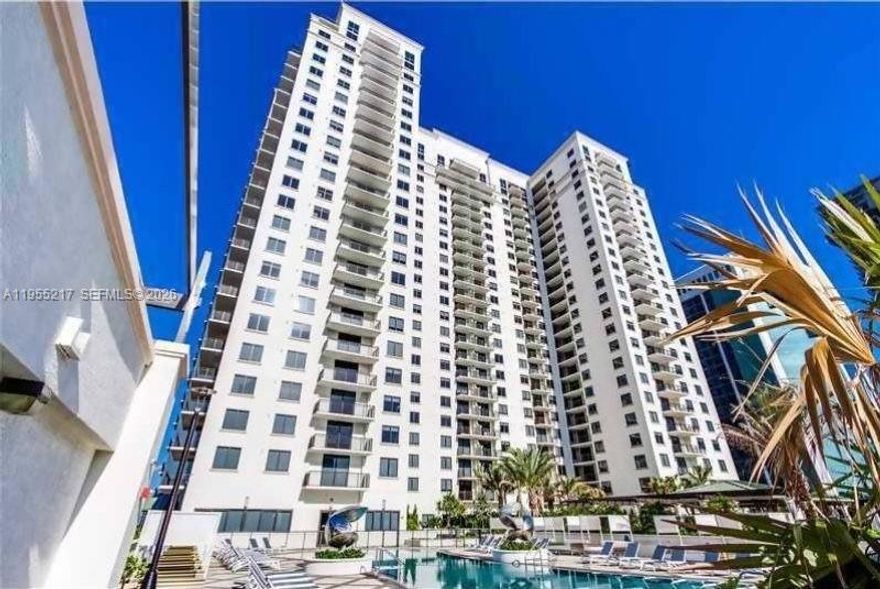 A great 3 bedroom and 2 bathroom, with a nice kitchen, stainless steel appliances, custom closets, two parking assigned and a gray view.