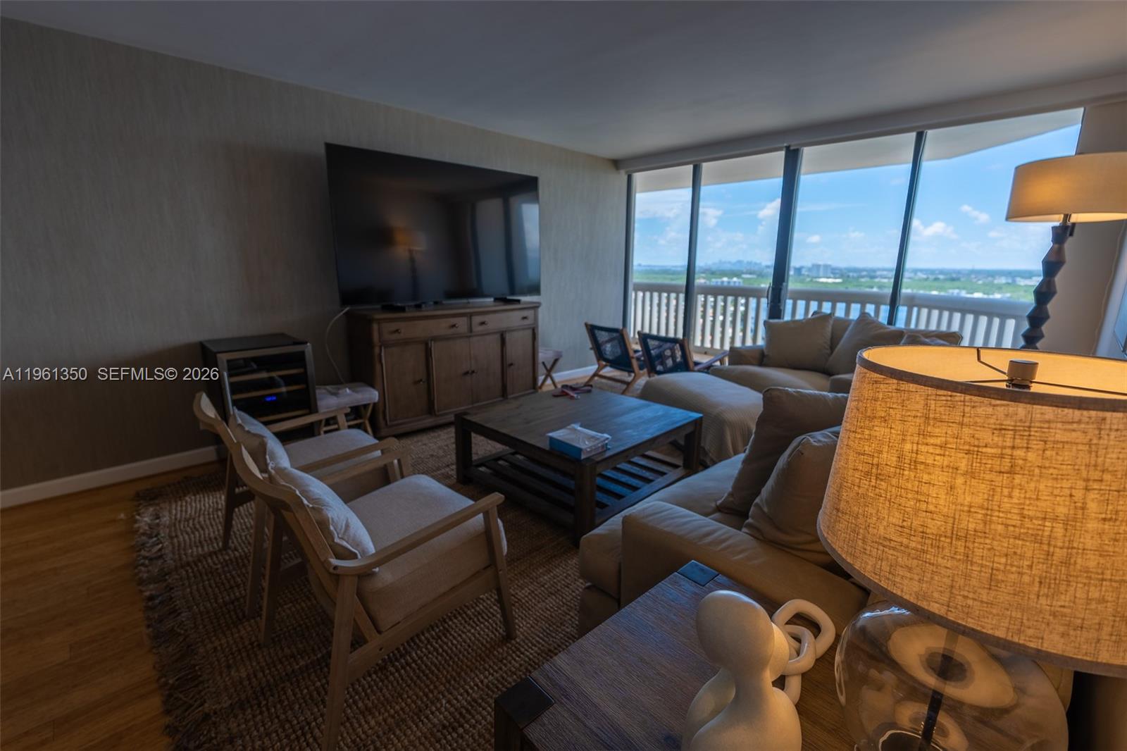 1000 W Island Blvd 2812