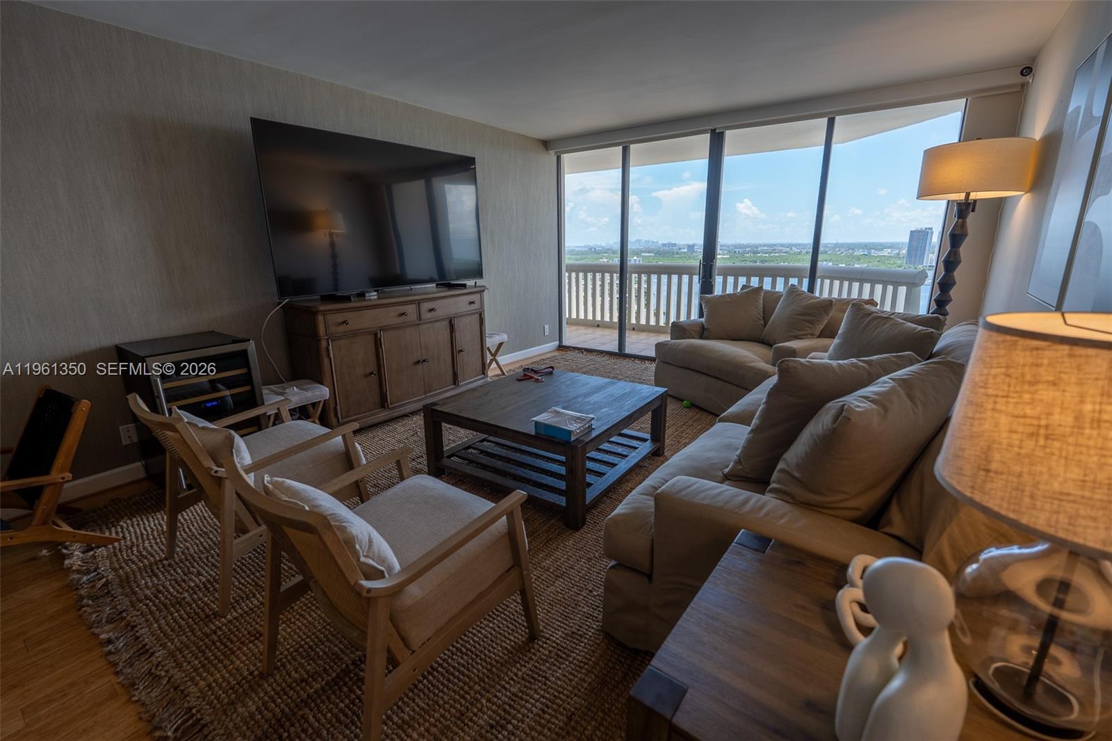 1000 W Island Blvd 2812