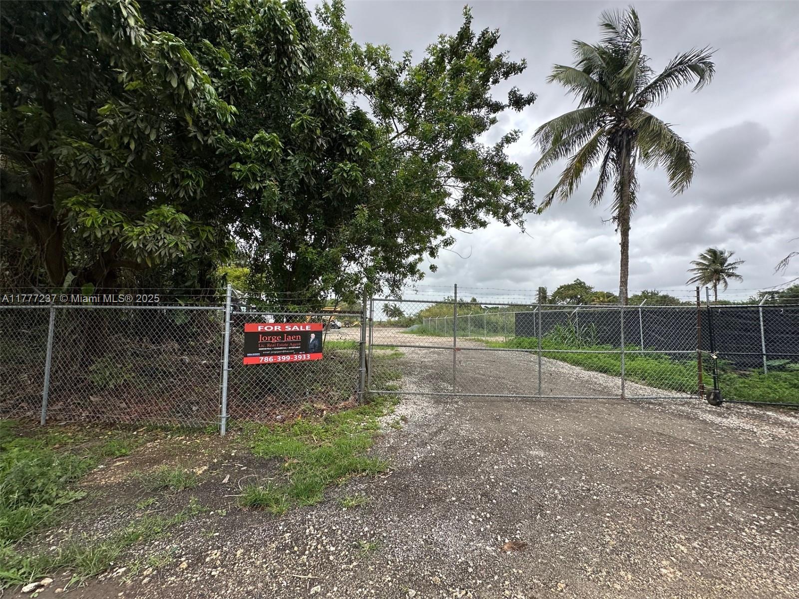 VERY RARE! This 5 acre buildable (Residential/Agricultural) lot is a very rare find in Miami Dade County. Located next to Krome Avenue. Lot is near restaurants, shopping and Krome Avenue. Perfect for Family or plant nursery. Electric and water easily accessible you can even build your dream home. Don't miss out!