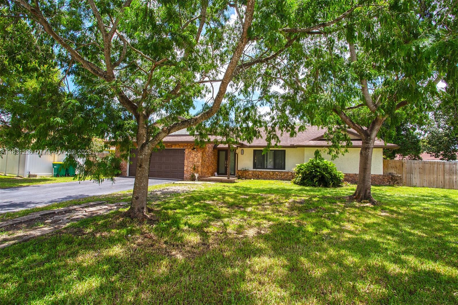 8022 NW 84th Ter, Tamarac, FL, 33321/$749,000 1 8022 NW 84th Ter