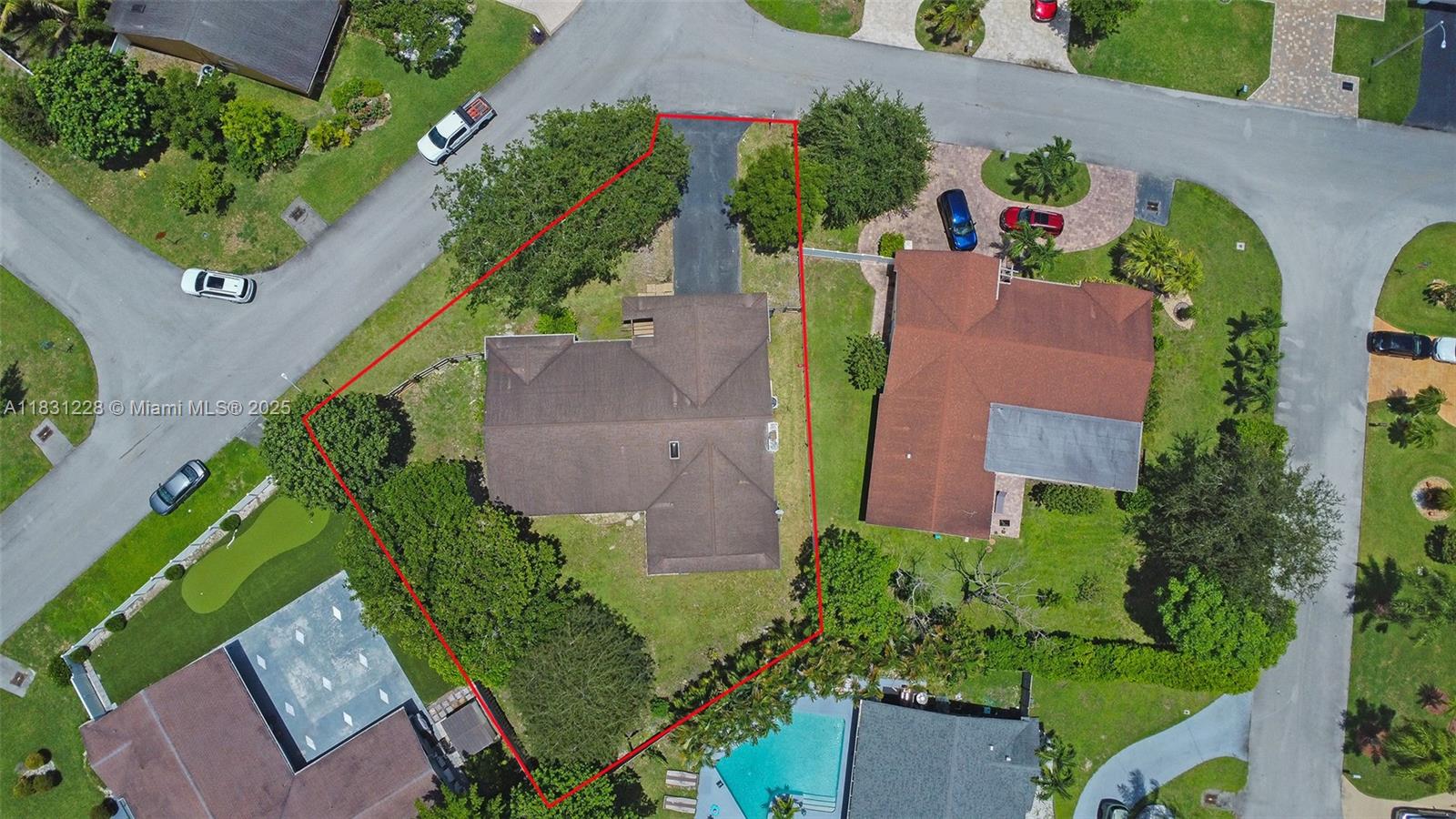 8022 NW 84th Ter, Tamarac, FL, 33321/$749,000 3 8022 NW 84th Ter