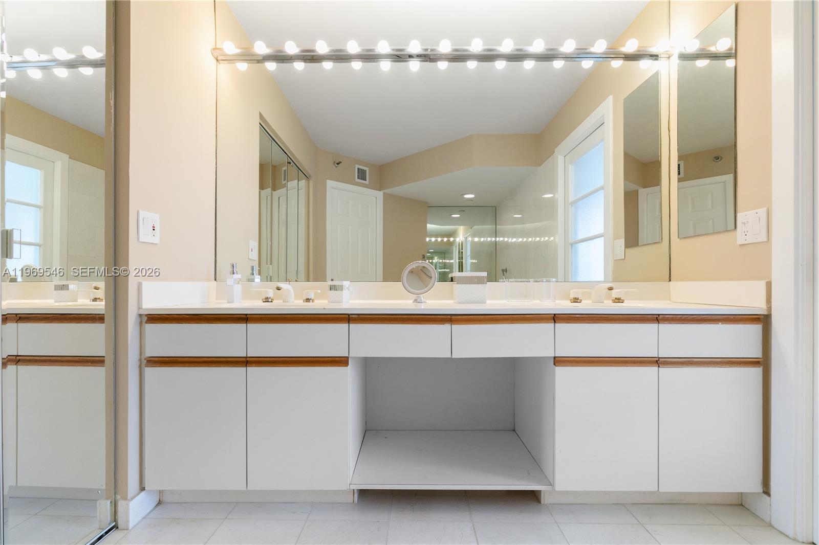 MYSTIC POINTE TOWER 400 C - Residential