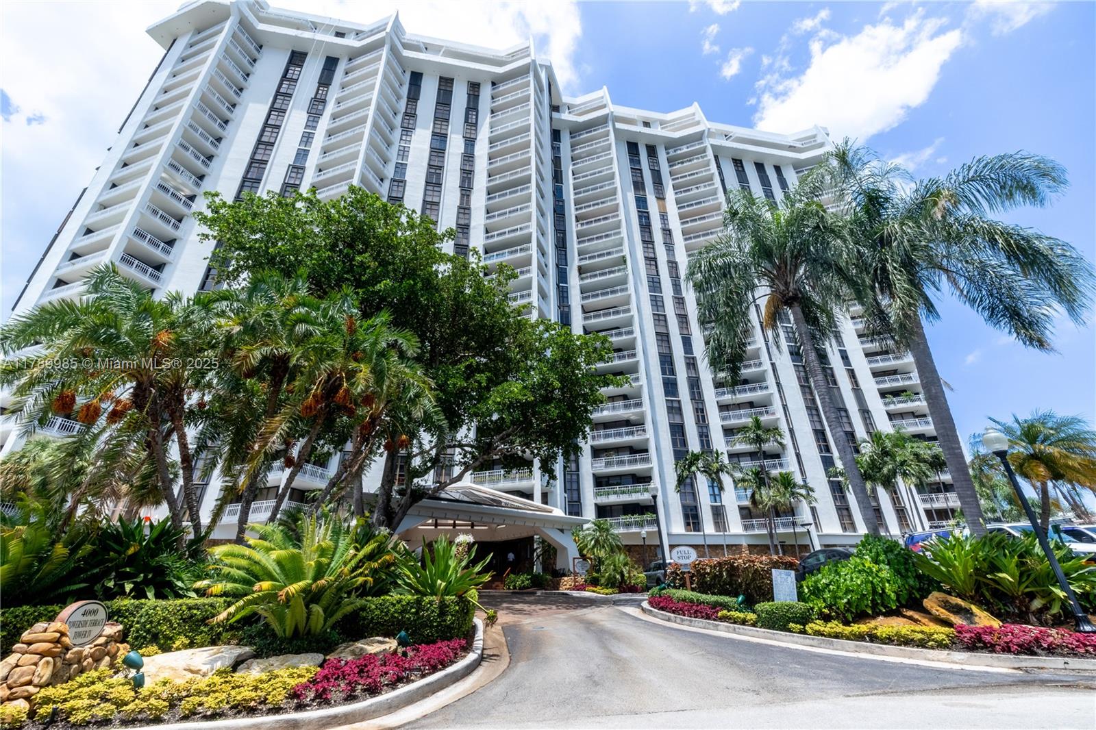 THE TOWERS OF QUAYSIDE CO - Residential Lease