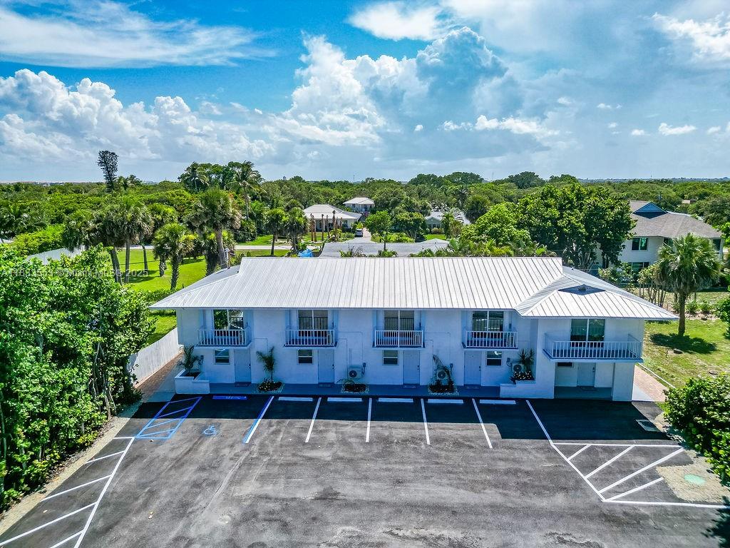 Spacious and Private 1-bed / 1-bath unit on Hutchinson Island! Completely remodeled with a modern kitchen featuring stainless steel appliances. Private Balcony.
Water & garbage are included.
Electricity is partially included — a flat fee of $50/month per person
Building Amenities: On-site coin laundry and one assigned parking space.
Close to oceanfront parks, shopping, dining, and all the best Hutchinson Island has to offer. Just across from beach access. Vacant Unit. Must-see. Contact the listing agent to schedule a showing.