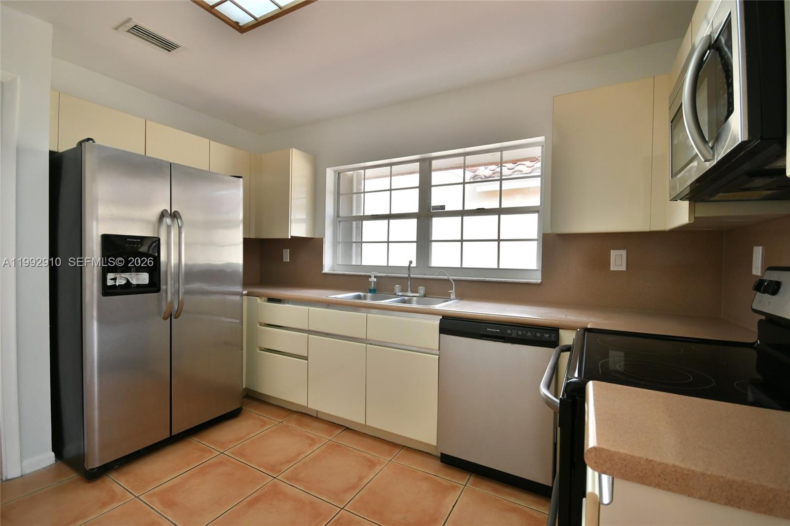 DORAL DUNES 1ST ADDN - Residential Lease