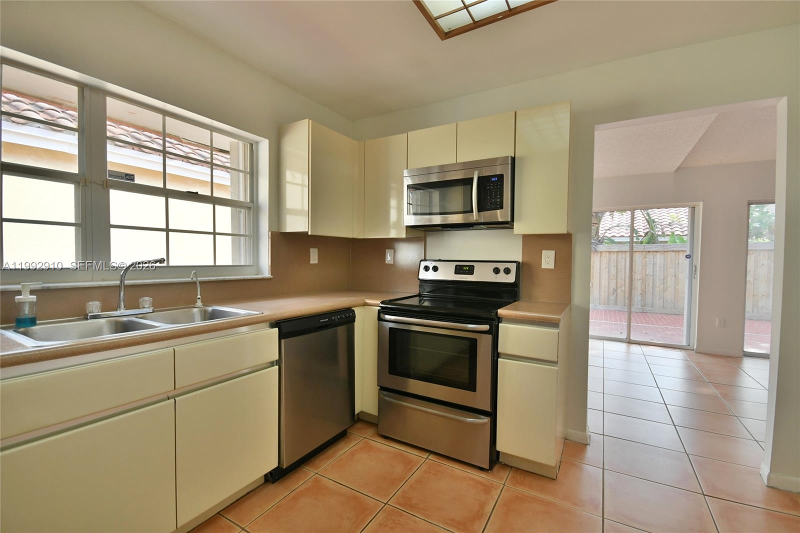 DORAL DUNES 1ST ADDN - Residential Lease