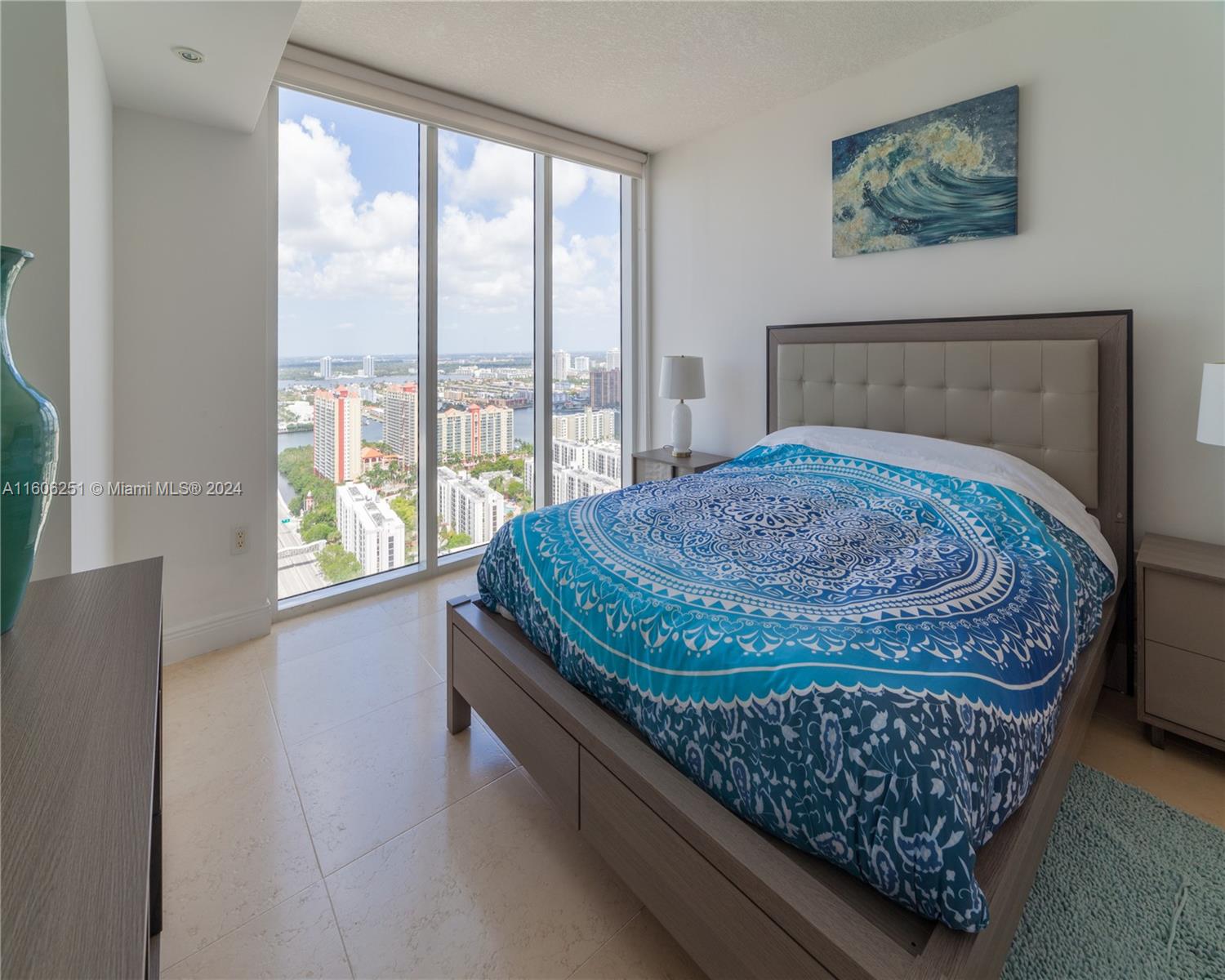 LA PERLA CONDO - Residential Lease