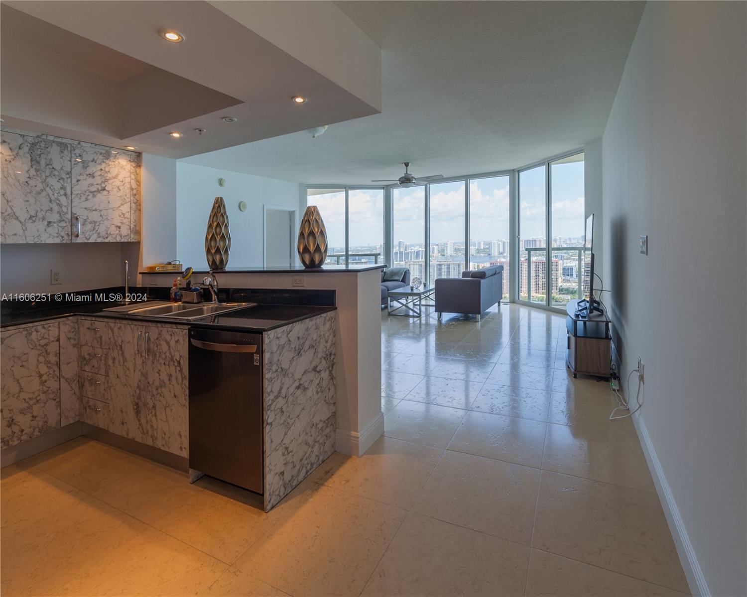 LA PERLA CONDO - Residential Lease