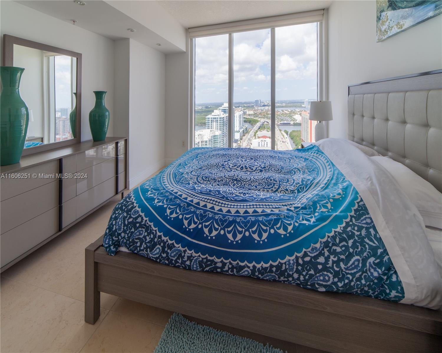 LA PERLA CONDO - Residential Lease