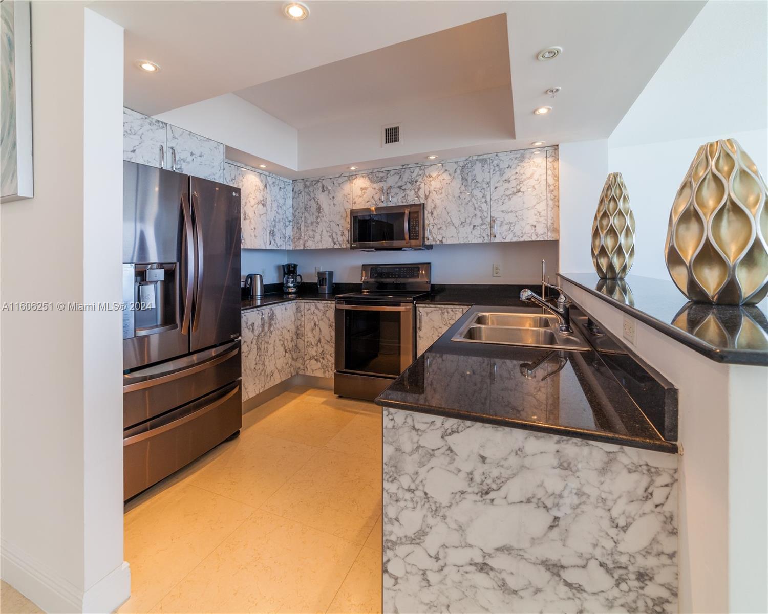 LA PERLA CONDO - Residential Lease