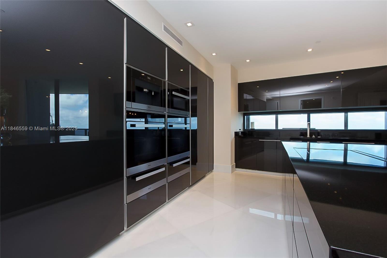 PORSCHE TOWER - Residential Lease