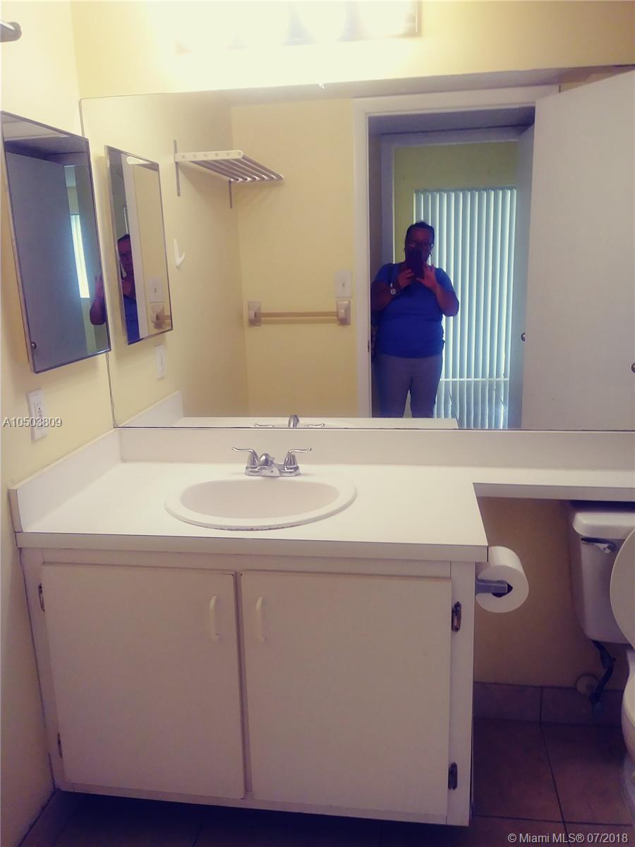 GREAT 1/1 IN HOLLYWOOD COMPLEX, FEATURES 2 POOLS , SPA, TENNIS, COURT, EXERCISE ROOM CLUB. CLOSE TO I-95 AND FLORIDA TURNPIKE. MINUTES TO HOLLYWOOD DOWNTOWN. MINUTES TO BOARDWALK AT HOLLYWOOD BEACH.