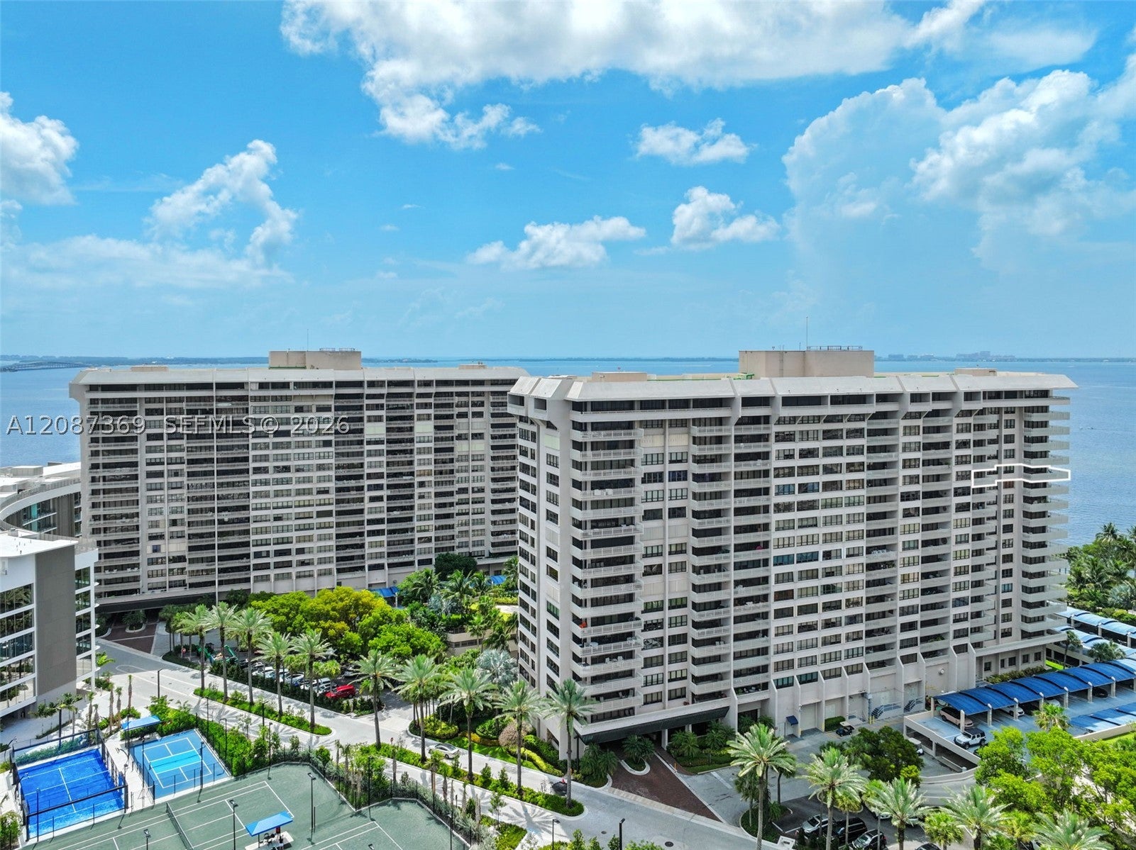 2 Grove Isle Dr B1402