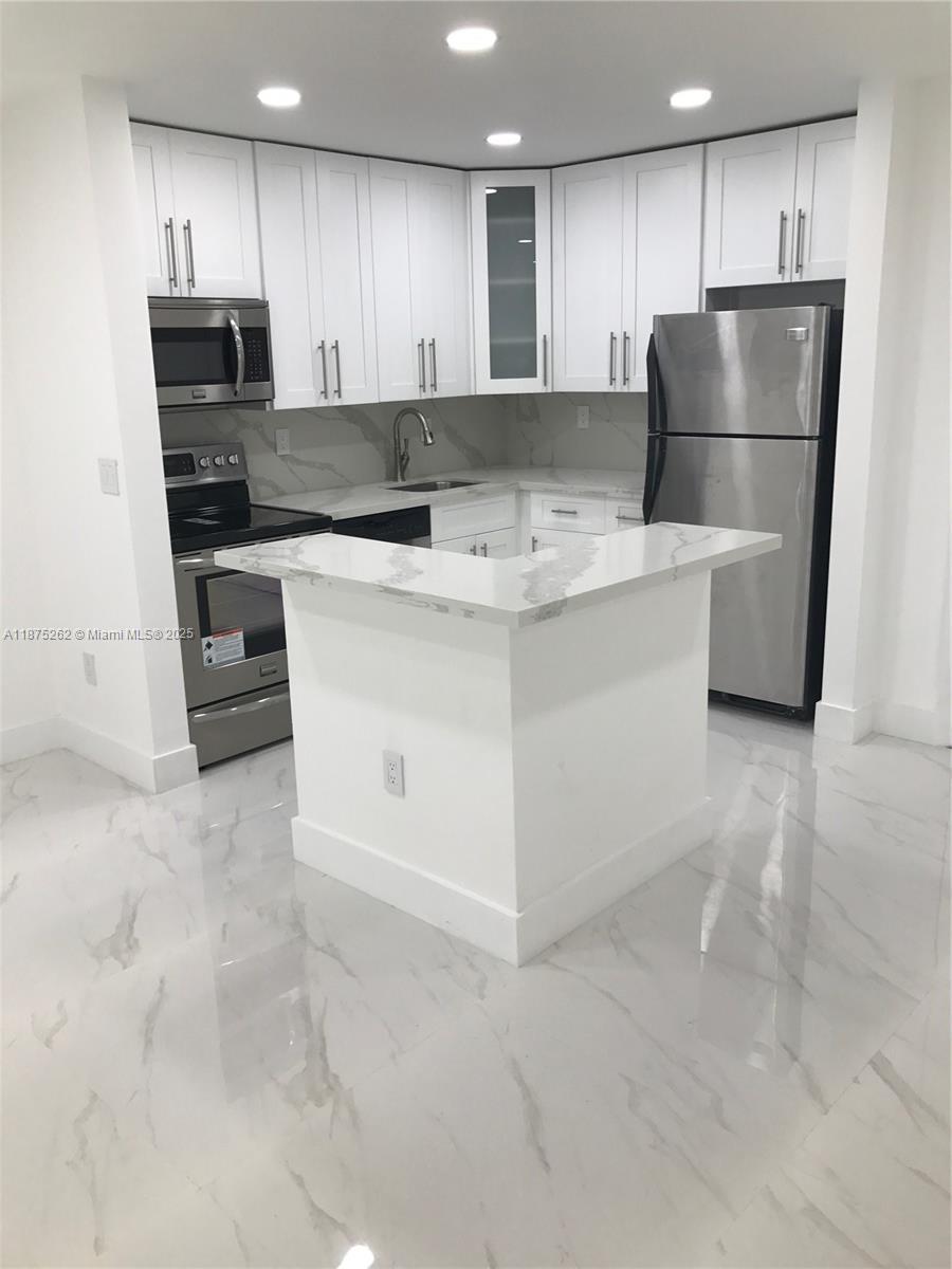 Spacious 3 bedroom 2 bathroom apartment in the heart of Doral. Centrally located to schools, shopping centers, parks and main roads. Direct access to the Doral Park Country Club which offers a pool, gym, playground, tennis and basketball courts, restaurant and much more!!