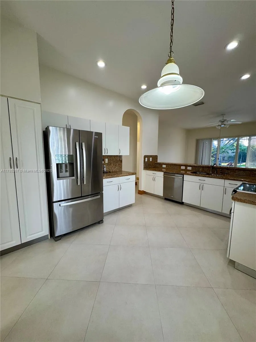 Weston, Florida 33331, United States, 4 Bedrooms Bedrooms, ,2 BathroomsBathrooms,Residential,Pending,110416