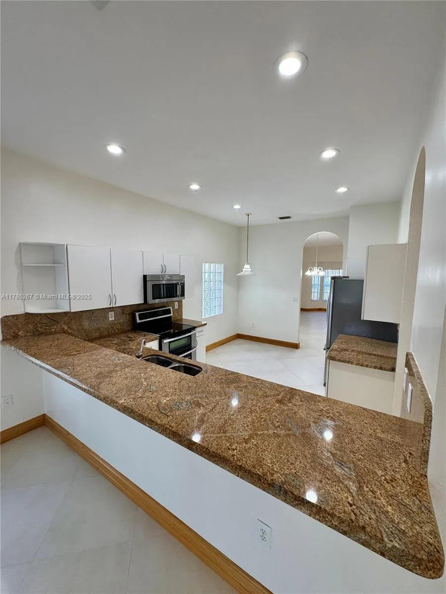 Weston, Florida 33331, United States, 4 Bedrooms Bedrooms, ,2 BathroomsBathrooms,Residential,Pending,110416