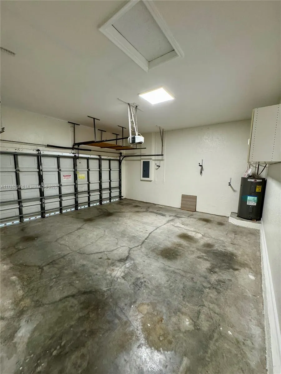 Weston, Florida 33331, United States, 4 Bedrooms Bedrooms, ,2 BathroomsBathrooms,Residential,Pending,110416