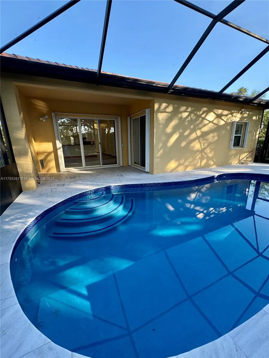 Weston, Florida 33331, United States, 4 Bedrooms Bedrooms, ,2 BathroomsBathrooms,Residential,Pending,110416