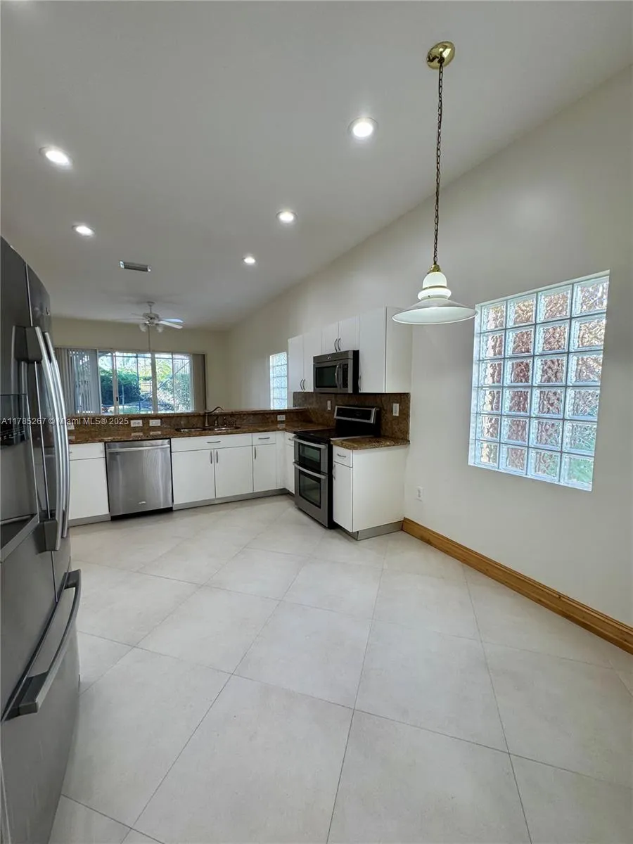 Weston, Florida 33331, United States, 4 Bedrooms Bedrooms, ,2 BathroomsBathrooms,Residential,Pending,110416