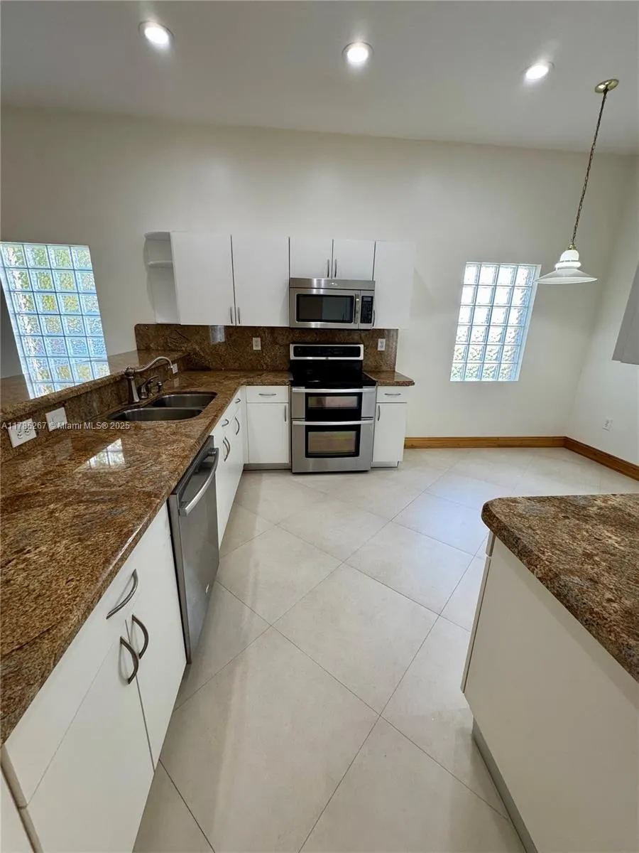 Weston, Florida 33331, United States, 4 Bedrooms Bedrooms, ,2 BathroomsBathrooms,Residential,Pending,110416