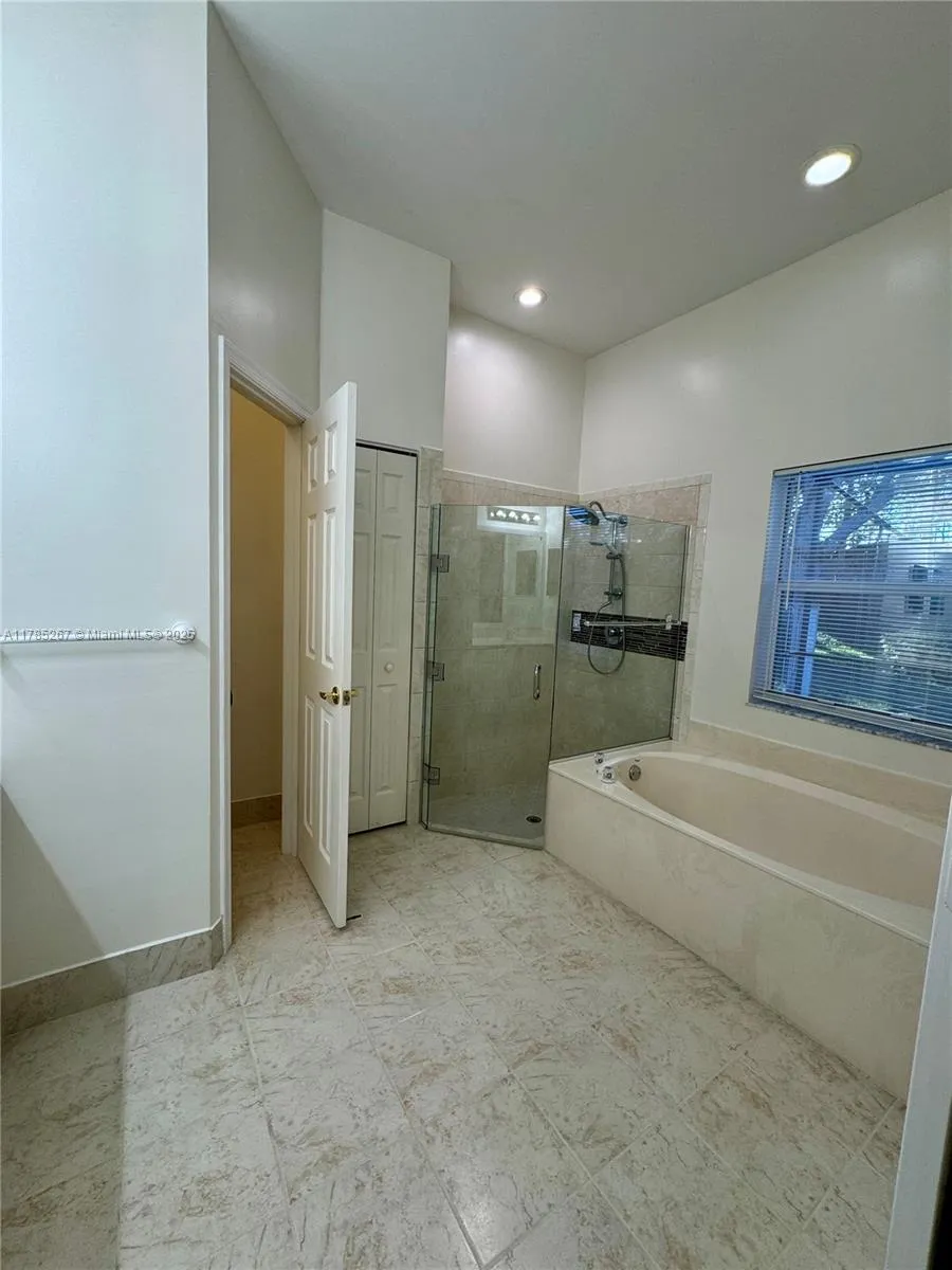 Weston, Florida 33331, United States, 4 Bedrooms Bedrooms, ,2 BathroomsBathrooms,Residential,Pending,110416