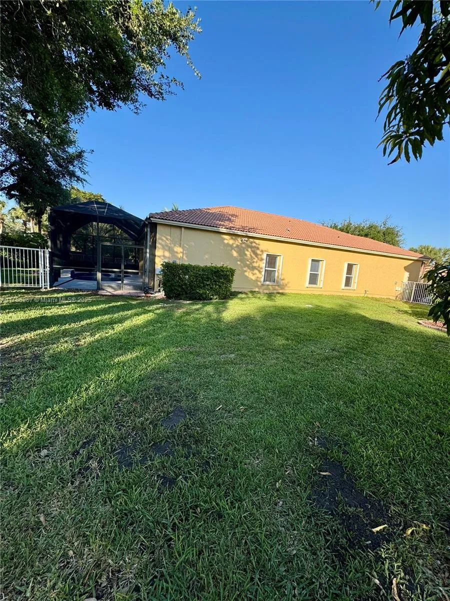 Weston, Florida 33331, United States, 4 Bedrooms Bedrooms, ,2 BathroomsBathrooms,Residential,Pending,110416