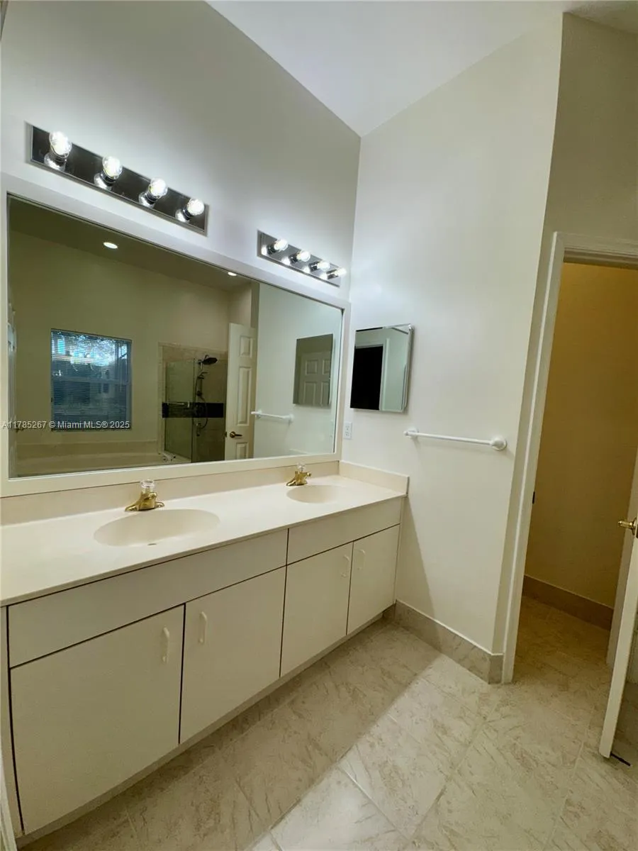 Weston, Florida 33331, United States, 4 Bedrooms Bedrooms, ,2 BathroomsBathrooms,Residential,Pending,110416