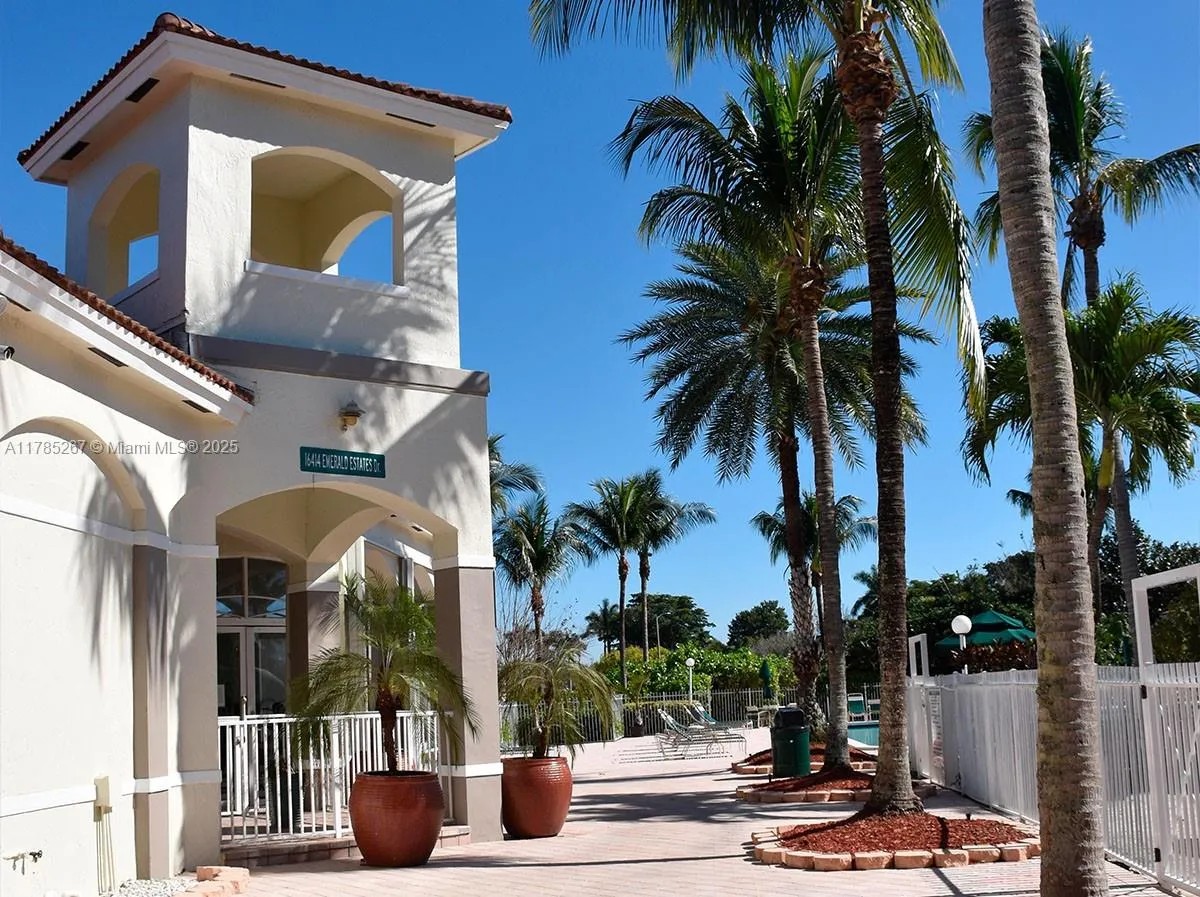 Weston, Florida 33331, United States, 4 Bedrooms Bedrooms, ,2 BathroomsBathrooms,Residential,Pending,110416