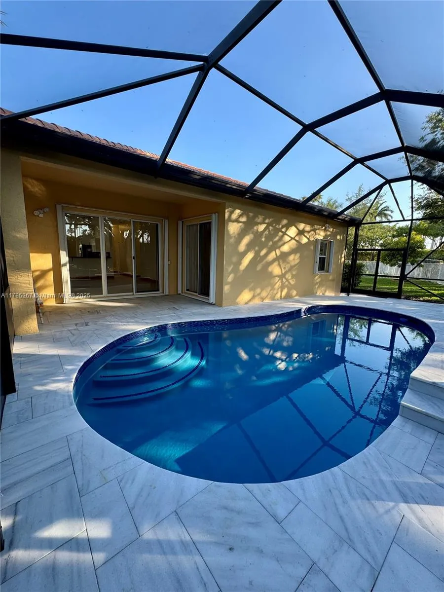 Weston, Florida 33331, United States, 4 Bedrooms Bedrooms, ,2 BathroomsBathrooms,Residential,Pending,110416