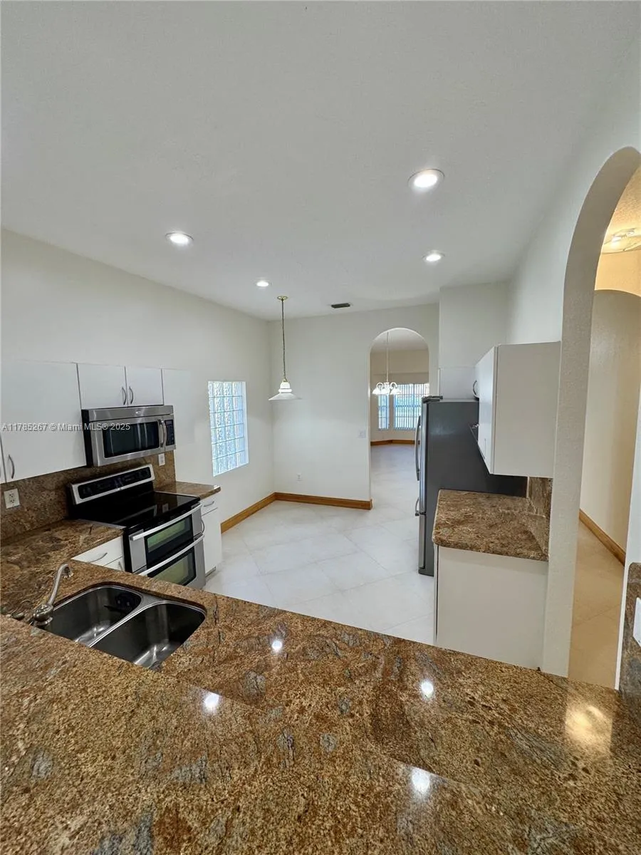 Weston, Florida 33331, United States, 4 Bedrooms Bedrooms, ,2 BathroomsBathrooms,Residential,Pending,110416