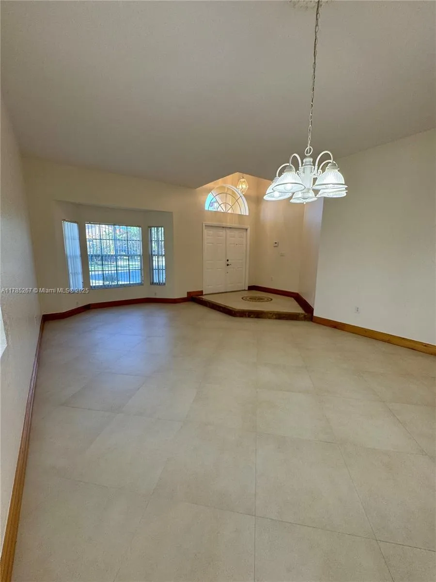 Weston, Florida 33331, United States, 4 Bedrooms Bedrooms, ,2 BathroomsBathrooms,Residential,Pending,110416