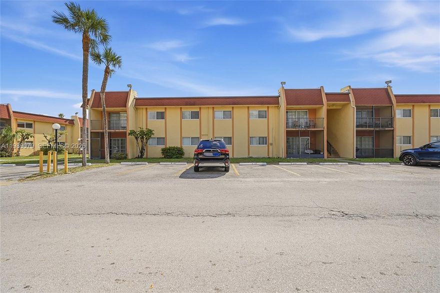 Spacious 2/2 condominium. Wonderful location close to schools, shopping and parks. Easy access to Florida Turnpike. Washer and Dryer in the unit