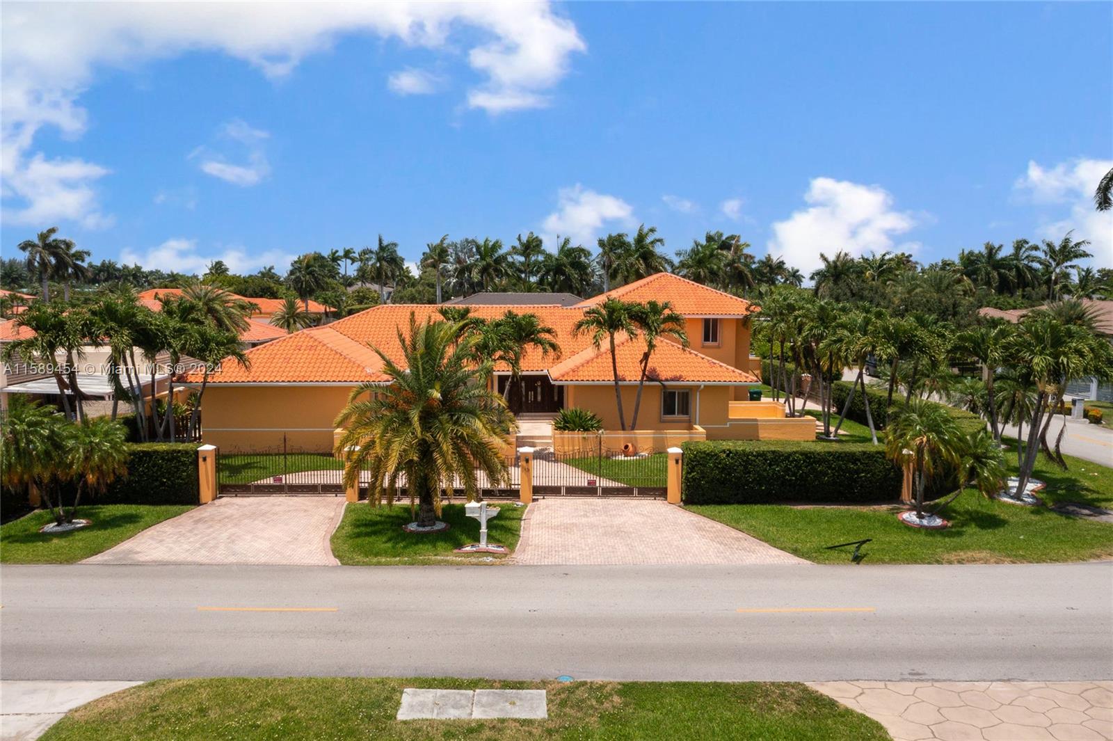 9901 Nw 130th St, Hialeah Gardens, Miami-Dade County, Florida - 5 Bedrooms  
5 Bathrooms - 