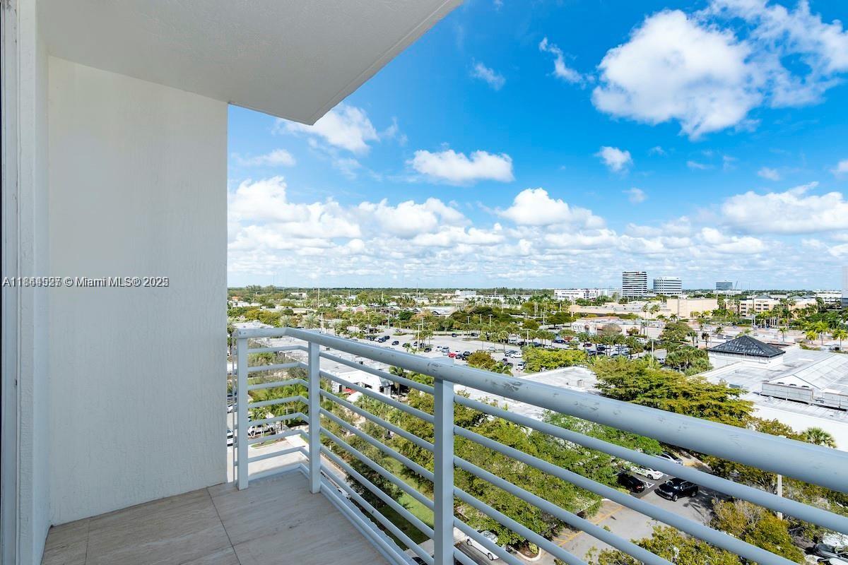 Located in the heart of Aventura , walking distance to restaurants , parks , shopping centers supermarket and more. Don’t hesitate to call and have the opportunity to live in this amazing unit (just painted) of 2 bedrooms 2 baths unit, with marble floors. Amenities of the community : Pool , Gym , Recreational Room