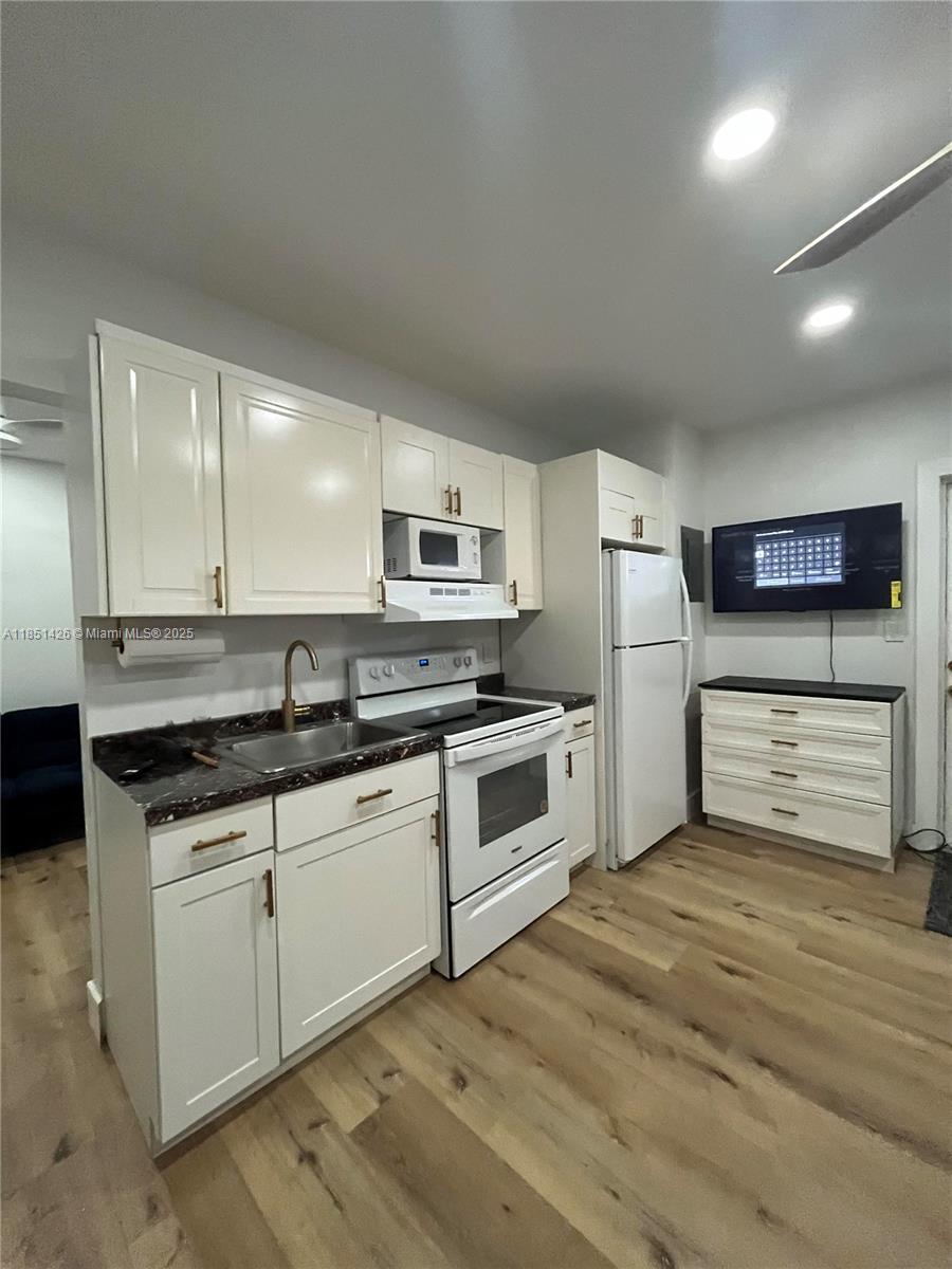 HOLLYWOOD PARK - Residential Lease