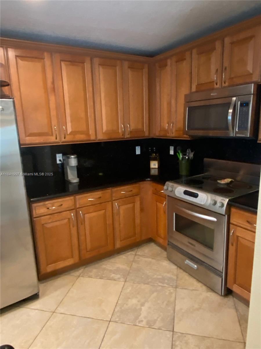 ROYAL WOODS CONDOMINIUM - Residential Lease