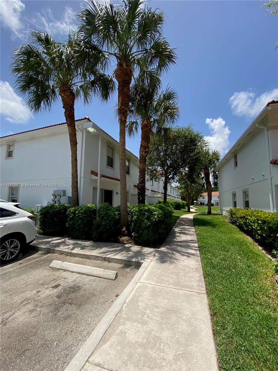 ROYAL WOODS CONDOMINIUM - Residential Lease