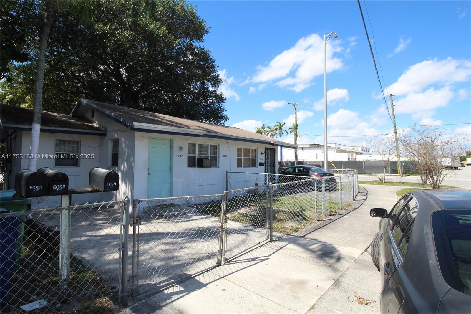 1/1 apartment in an excellent location and in perfect condition, ready for immediate move-in. Only first month and one-month deposit required. Includes private parking plus street parking. Easy approval, no HOA. Conveniently located near I-95 and shopping. Don't miss this opportunity!