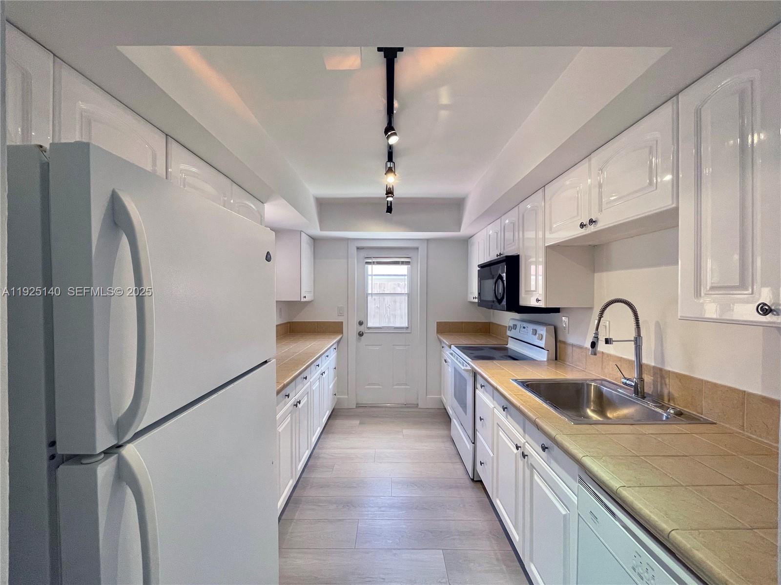 TROPIC ISLE 2ND SEC - Residential Lease