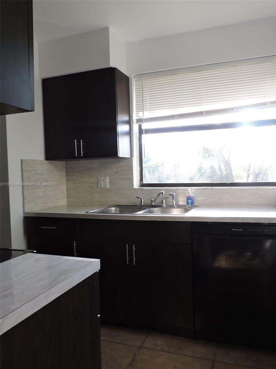 LAKESHORE CONDO #9 - Residential