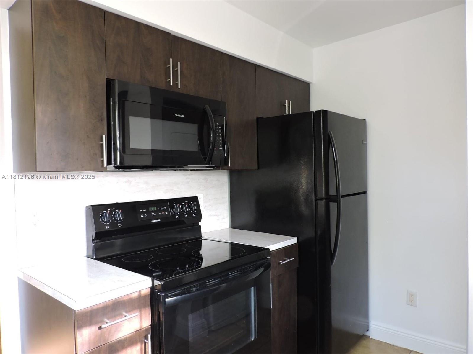 LAKESHORE CONDO #9 - Residential